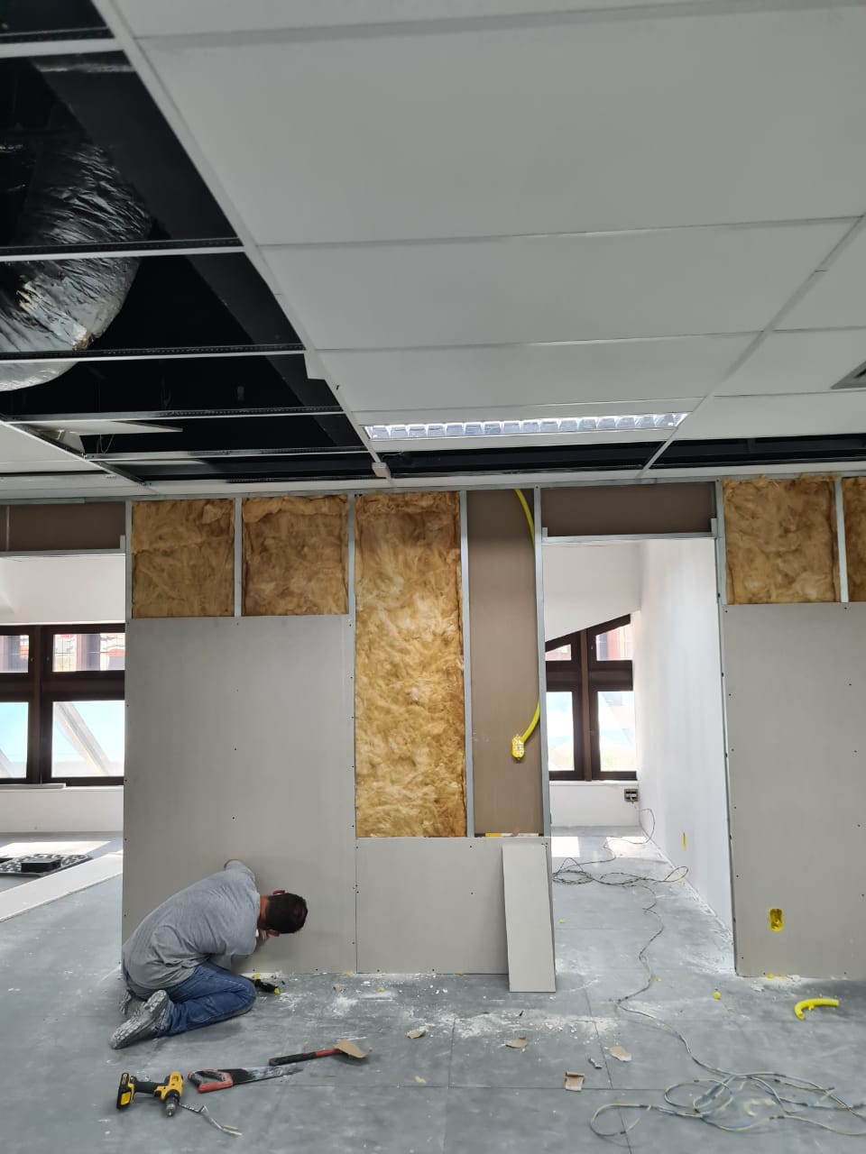 Drywall, Forros e Infraestrutura Elétrica em Obra