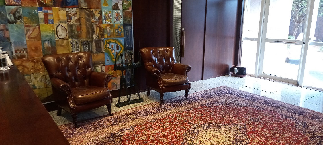 Sala de Espera Executiva com Curadoria de Acabamentos