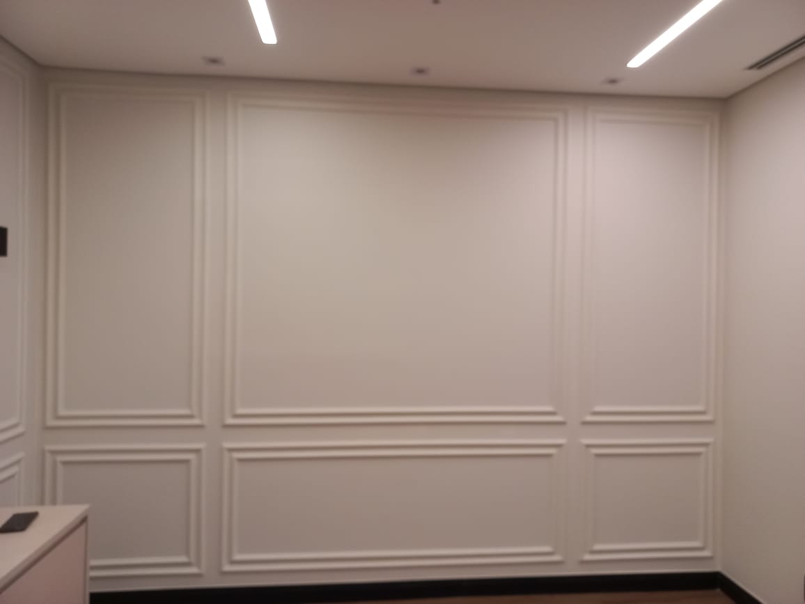 Corredor Executivo com Painéis Decorativos e Boiseries