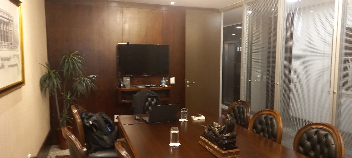 Sala de Reunião Clássica com Painéis em Madeira