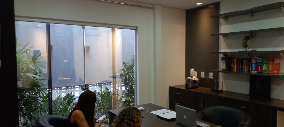 Sala de Reuniões Executiva com Vista Panorâmica
